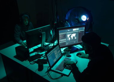 Bilgisayar korsanları birden fazla bilgisayar kullanarak sunucuyu kırıyor ve virüslü fidye virüsü kullanıyor. Siber suçlar, teknoloji, postacılık kavramı.