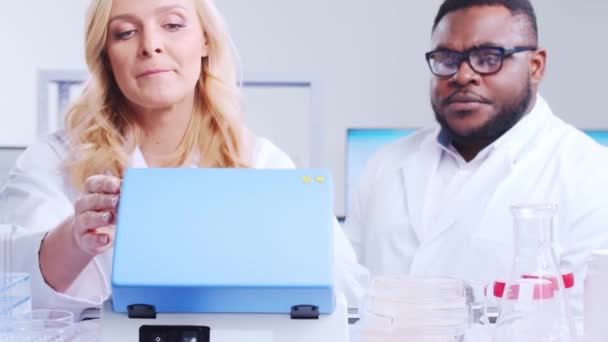 전문적 인 과학자 팀이 현대 과학 연구 실험실에서 백신을 개발하고 있다. 유전 공학자의 직장. 미래의 기술과 과학 개념. — 비디오