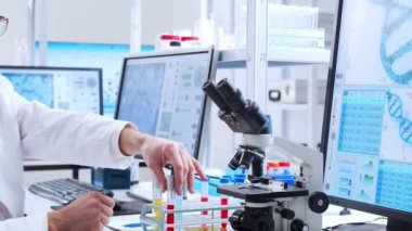 Profesyonel bilim adamı modern bir bilimsel araştırma laboratuvarında aşı üzerinde çalışıyor. Genetik mühendisliği işyeri. Fütürist teknoloji ve bilim konsepti.