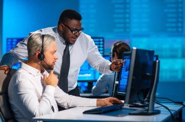 Komisyonculardan oluşan bir ekip, çalışma istasyonu ve analiz teknolojisini kullanarak ofiste çalışıyor. Profesyonel tüccarların işyeri. Küresel finans piyasaları, iş dünyası, döviz kurları ve bankacılık kavramları.