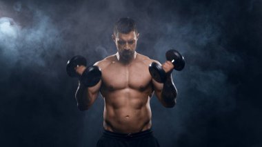 Siyah arka planda formda ve sportif vücut geliştirici. Stüdyodaki sporcu. Spor ve spor kavramları.