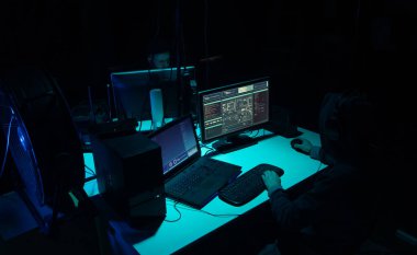 Bilgisayar korsanları virüs yazılımı ve arayüzü kullanarak kripto para dolandırıcılığı yapıyorlar. Bloke zincir siber saldırı, ddos ve kötü amaçlı yazılım konsepti. Yer altı arkaplanı.