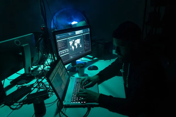 Internetbedrägeri, darknet, datatjuvar, begreppet it-brottslighet. Hackerattack på regeringens server. Farliga brottslingar som kodar virusprogram. — Stockfoto