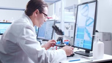 Profesyonel bilim adamı modern bir bilimsel araştırma laboratuvarında aşı üzerinde çalışıyor. Genetik mühendisliği işyeri. Fütürist teknoloji ve bilim konsepti.