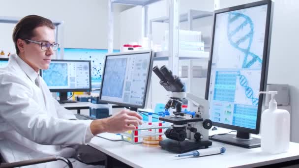 Professzionális tudós egy vakcinán dolgozik egy modern tudományos kutató laboratóriumban. Genetikai mérnöki munkahely. Futurisztikus technológiai és tudományos koncepció. — Stock videók