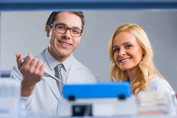 Profesionální tým vědců pracuje na vakcíně v moderní vědecké výzkumné laboratoři. Pracoviště genetického inženýra. Budoucí technologie a věda. — Stock fotografie