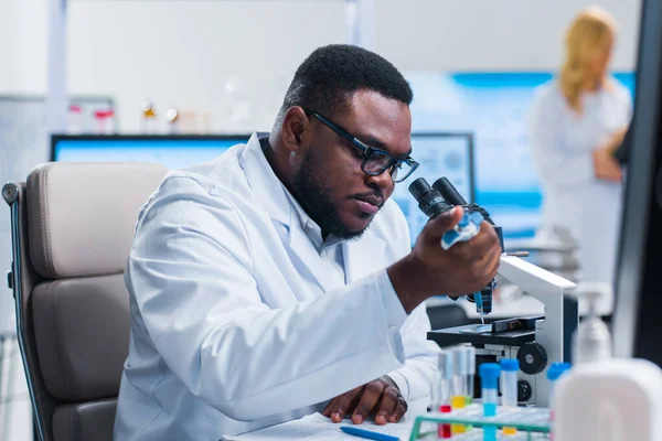 Ein professionelles Wissenschaftlerteam arbeitet in einem modernen wissenschaftlichen Forschungslabor an einem Impfstoff. Gentechniker-Arbeitsplatz. Technologie und Wissenschaft der Zukunft. — Stockfoto