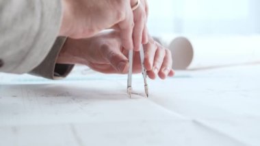 Bir mimarın ellerine yakın çekim. Ofisteki iş yerinde profesyonel emlak tasarımcısı.