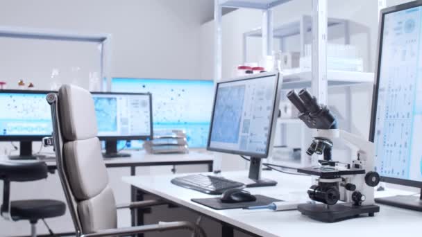 A modern tudományos kutató laboratórium belseje. Genetikai mérnöki munkahely. Futurisztikus technológiai és tudományos koncepció. — Stock videók