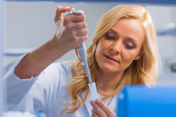 Professionell kvinnlig forskare arbetar med ett vaccin i ett modernt vetenskapligt forskningslaboratorium. Genetisk ingenjör på arbetsplatsen. Framtida teknik och vetenskap. — Stockfoto