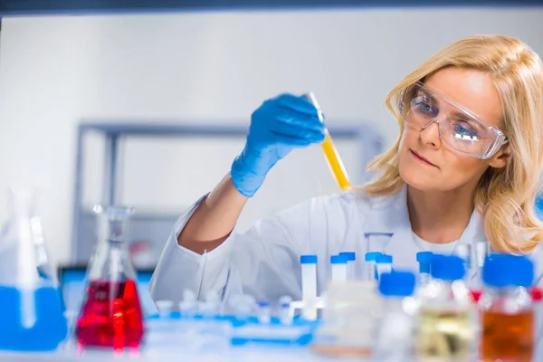 Professionell kvinnlig forskare arbetar med ett vaccin i ett modernt vetenskapligt forskningslaboratorium. Genetisk ingenjör på arbetsplatsen. Framtida teknik och vetenskap. — Stockfoto