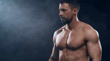 Siyah arka planda formda ve sportif vücut geliştirici. Stüdyodaki sporcu. Spor ve spor kavramları.