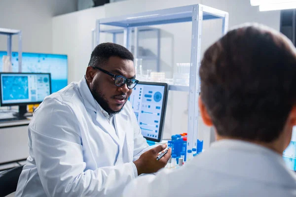 Un team di scienziati professionisti sta lavorando su un vaccino in un moderno laboratorio di ricerca scientifica. Ingegnere genetico posto di lavoro. Tecnologie e scienze future. Foto Stock