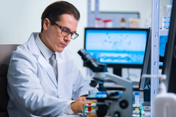 Científico profesional está trabajando en una vacuna en un moderno laboratorio de investigación científica. Trabajo de ingeniero genético. Tecnología y ciencia del futuro. —  Fotos de Stock