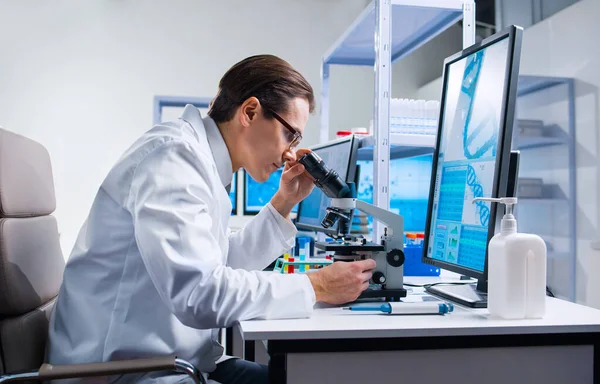 Cientista profissional está trabalhando em uma vacina em um laboratório de pesquisa científica moderna. Engenheiro genético no trabalho. Tecnologia e ciência futuras. — Fotografia de Stock