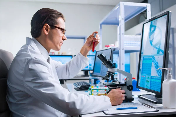 Επαγγελματίας επιστήμονας εργάζεται σε ένα εμβόλιο σε ένα σύγχρονο εργαστήριο επιστημονικής έρευνας. Στο χώρο εργασίας των γενετιστών. Μελλοντική τεχνολογία και επιστήμη. — Φωτογραφία Αρχείου