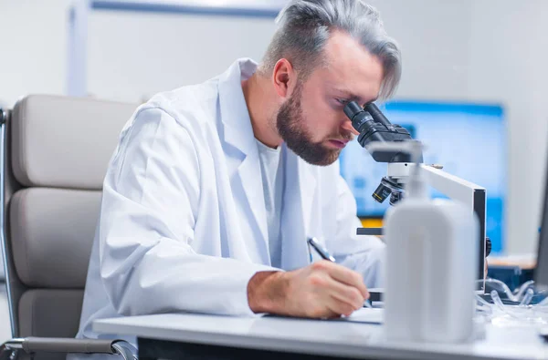 Cientista profissional está trabalhando em uma vacina em um laboratório de pesquisa científica moderna. Engenheiro genético no trabalho. Tecnologia e ciência futuras. — Fotografia de Stock