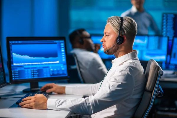 Equipe de corretores está trabalhando no escritório usando estação de trabalho e tecnologia de análise. Local de trabalho dos comerciantes profissionais. Mercados financeiros globais, negócios, câmbio de moeda e conceitos bancários. — Fotografia de Stock