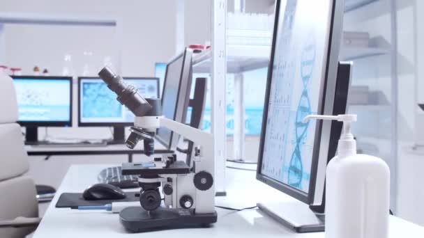Interior modern penelitian ilmiah laboratorium. Rekayasa genetika tempat kerja. Teknologi futuristik dan konsep ilmu pengetahuan. — Stok Video