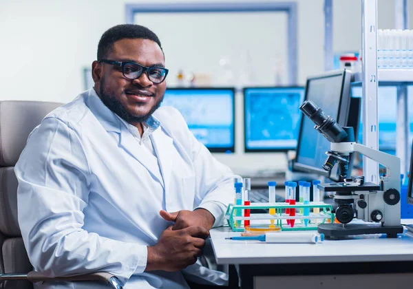 专业的非洲裔美国科学家正在一个现代科学研究实验室里研究一种疫苗。基因工程工作场所。未来的技术和科学. — 图库照片