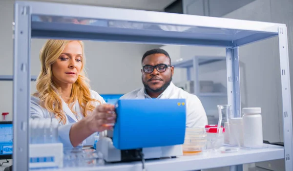 Une équipe professionnelle de scientifiques travaille sur un vaccin dans un laboratoire de recherche scientifique moderne. Ingénieur génétique lieu de travail. Technologies et sciences futures. — Photo