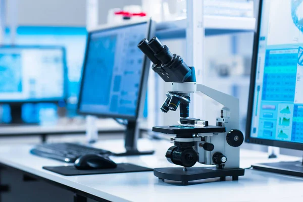 A modern tudományos kutató laboratórium belseje. Genetikai mérnöki munkahely. Jövőbeli technológia és tudomány. — Stock Fotó