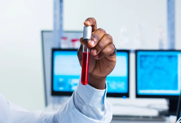 A modern tudományos kutató laboratórium belseje. Genetikai mérnöki munkahely. Jövőbeli technológia és tudomány. — Stock Fotó