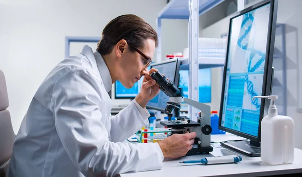 Professionele wetenschapper werkt aan een vaccin in een modern wetenschappelijk onderzoekslaboratorium. Genetische ingenieur werkplek. Toekomstige technologie en wetenschap. — Stockfoto