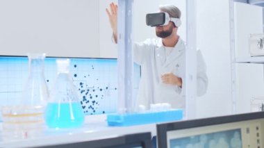Genetik mühendisleri Sanal Gerçeklik teknolojisini kullanıyorlar. Profesyonel bilim adamları modern bir bilimsel araştırma laboratuvarında bir aşı üzerinde çalışıyorlar. Geleceğin bilimi.