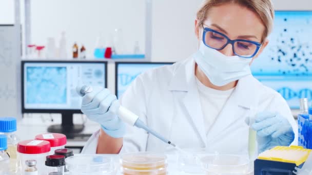 El equipo profesional de científicos está trabajando en una vacuna en un moderno laboratorio de investigación científica. Trabajo de ingeniero genético. Tecnología y ciencia del futuro. — Vídeos de Stock