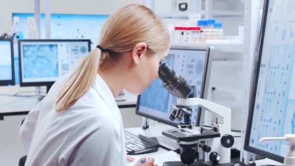 Echipa profesionistă de oameni de știință lucrează la un vaccin într-un laborator modern de cercetare științifică. Inginer genetic la locul de muncă. Tehnologia și știința viitoare . — Videoclip de stoc
