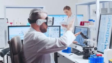 Profesyonel bilim adamları modern bir bilimsel araştırma laboratuvarında bir aşı üzerinde çalışıyorlar. Genetik mühendisliği işyeri. Gelecekteki teknoloji ve bilim.