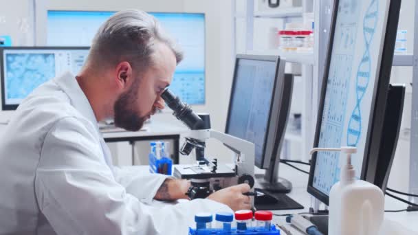 Profesionální tým vědců pracuje na vakcíně v moderní vědecké výzkumné laboratoři. Pracoviště genetického inženýra. Budoucí technologie a věda. — Stock video