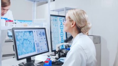 Profesyonel bilim adamları modern bir bilimsel araştırma laboratuvarında bir aşı üzerinde çalışıyorlar. Genetik mühendisliği işyeri. Gelecekteki teknoloji ve bilim.