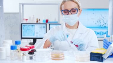 Profesyonel bilim adamları modern bir bilimsel araştırma laboratuvarında bir aşı üzerinde çalışıyorlar. Genetik mühendisliği işyeri. Gelecekteki teknoloji ve bilim.
