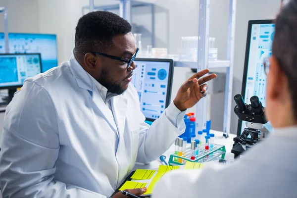 A equipe profissional de cientistas está trabalhando em uma vacina em um moderno laboratório de pesquisa científica. Engenheiro genético no trabalho. Tecnologia e ciência futuras. — Fotografia de Stock