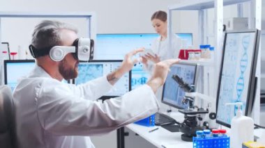 Profesyonel bilim adamları modern bir bilimsel araştırma laboratuvarında bir aşı üzerinde çalışıyorlar. Genetik mühendisliği işyeri. Gelecekteki teknoloji ve bilim.