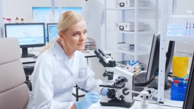 Profesyonel bilim adamları modern bir bilimsel araştırma laboratuvarında bir aşı üzerinde çalışıyorlar. Genetik mühendisliği işyeri. Gelecekteki teknoloji ve bilim.