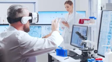 Profesyonel bilim adamları modern bir bilimsel araştırma laboratuvarında bir aşı üzerinde çalışıyorlar. Genetik mühendisliği işyeri. Gelecekteki teknoloji ve bilim.