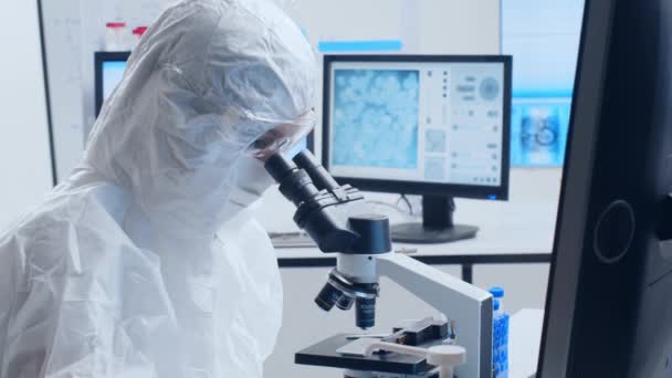 Un team di scienziati professionisti sta lavorando su un vaccino in un moderno laboratorio di ricerca scientifica. Ingegnere genetico posto di lavoro. Tecnologie e scienze future. — Video Stock