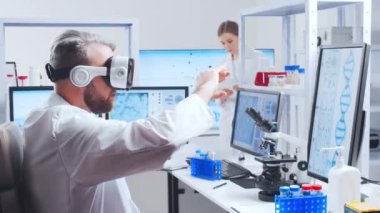 Profesyonel bilim adamları modern bir bilimsel araştırma laboratuvarında bir aşı üzerinde çalışıyorlar. Genetik mühendisliği işyeri. Gelecekteki teknoloji ve bilim.