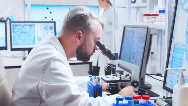 A equipe profissional de cientistas está trabalhando em uma vacina em um moderno laboratório de pesquisa científica. Engenheiro genético no trabalho. Tecnologia e ciência futuras. — Vídeo de Stock
