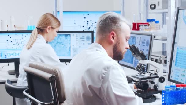 Profesionální tým vědců pracuje na vakcíně v moderní vědecké výzkumné laboratoři. Pracoviště genetického inženýra. Budoucí technologie a věda. — Stock video