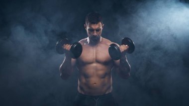 Siyah arka planda formda ve sportif vücut geliştirici. Stüdyodaki sporcu. Spor ve spor kavramları.