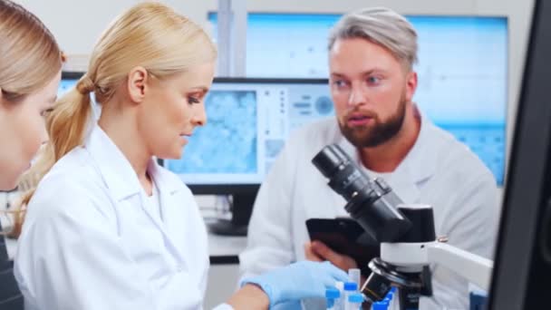 Professionella forskarlag arbetar med ett vaccin i ett modernt vetenskapligt forskningslaboratorium. Genetisk ingenjör på arbetsplatsen. Framtida teknik och vetenskap. — Stockvideo