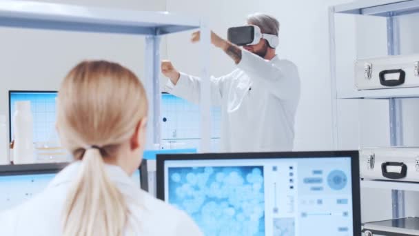 Gentechniker setzen Virtual-Reality-Technologie ein. Ein professionelles Wissenschaftlerteam arbeitet in einem modernen wissenschaftlichen Forschungslabor an einem Impfstoff. Wissenschaft der Zukunft. — Stockvideo