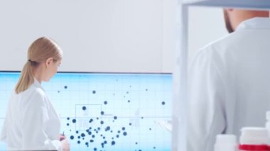 Profesyonel bilim adamları modern bir bilimsel araştırma laboratuvarında bir aşı üzerinde çalışıyorlar. Genetik mühendisliği işyeri. Gelecekteki teknoloji ve bilim.