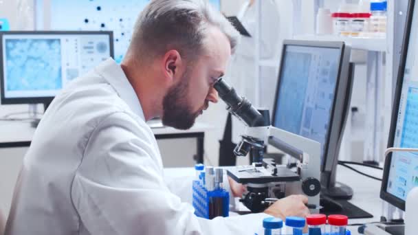 A equipe profissional de cientistas está trabalhando em uma vacina em um moderno laboratório de pesquisa científica. Engenheiro genético no trabalho. Tecnologia e ciência futuras. — Vídeo de Stock