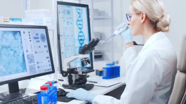 Profesyonel bilim adamları modern bir bilimsel araştırma laboratuvarında bir aşı üzerinde çalışıyorlar. Genetik mühendisliği işyeri. Gelecekteki teknoloji ve bilim.