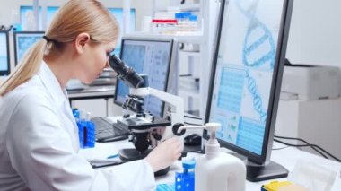 Profesyonel bilim adamları modern bir bilimsel araştırma laboratuvarında bir aşı üzerinde çalışıyorlar. Genetik mühendisliği işyeri. Gelecekteki teknoloji ve bilim.